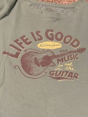 Life Is Good semi-fitted guitar tee in sage green (L)
